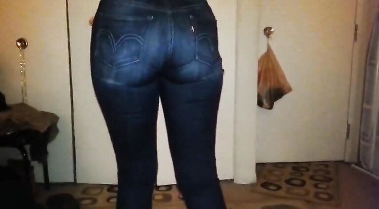Huge booty butt in tight Levis denim jeans