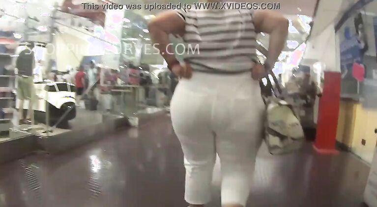 NYC MALL PAWG SHOWING OFF